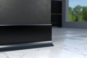 juoda aliuminė grindjuostė-min